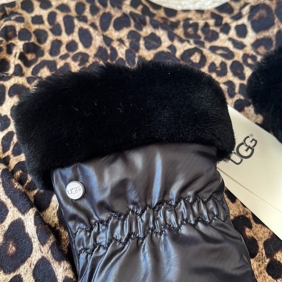 Brand New UGG Water Resistant Smart Touchscreen Black Gloves w/ Genuine Leather - Picture 4 of 16